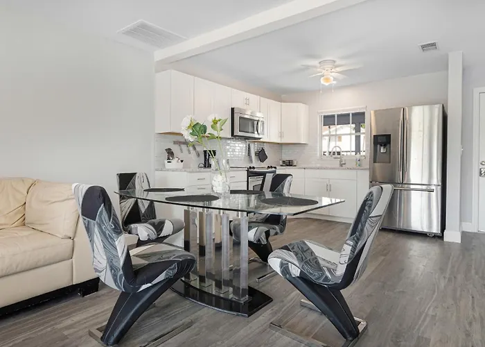 2 Bedroom 2 Bathroom Apartment In Cape Coral Yacht Club Area