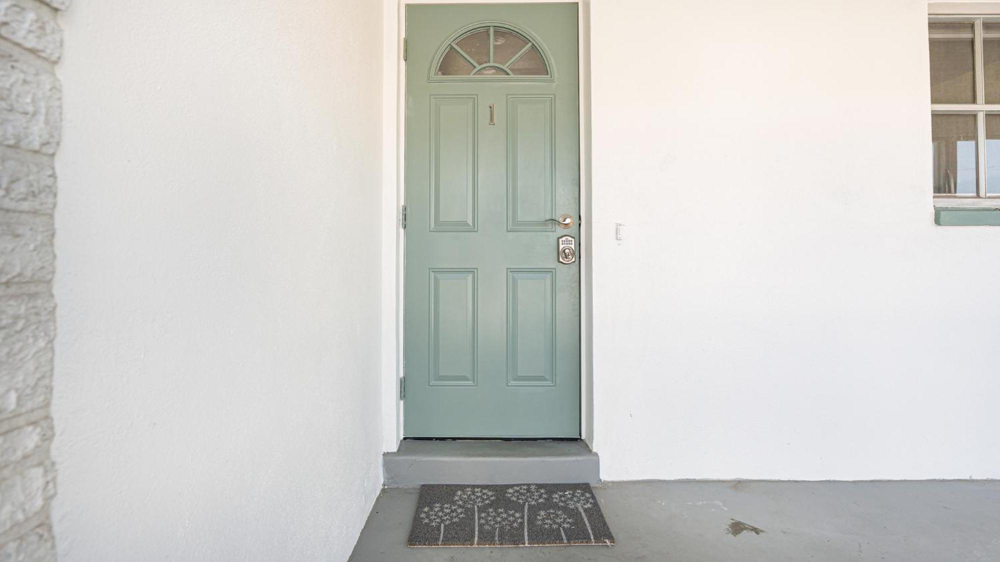 2 Bedroom 2 Bathroom In Yacht Club Area *